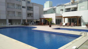 Apartamento frente para a piscina a uma quadra da praia